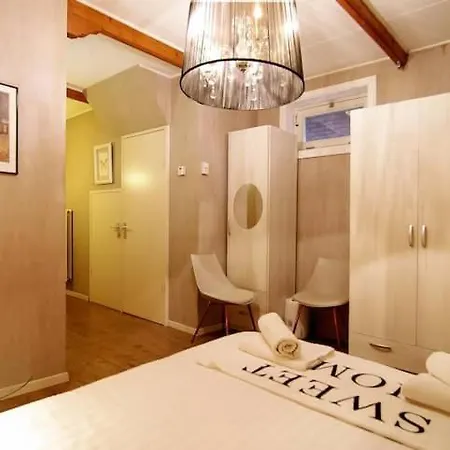 Apartment Group Stay, 7 Minutes Away From Amsterdam! *