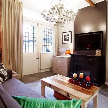 Apartment Group Stay, 7 Minutes Away From Amsterdam! *