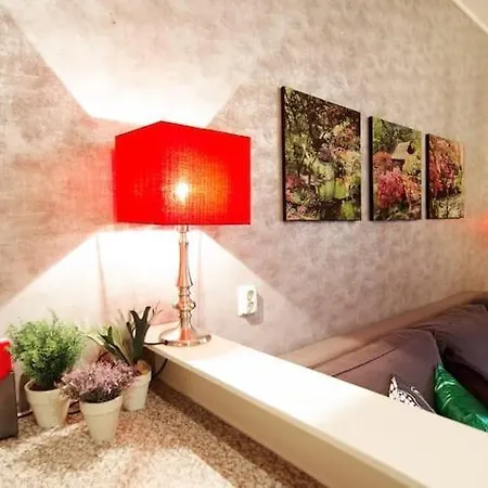 Group Stay, 7 Minutes Away From Amsterdam! Apartment Halfweg
