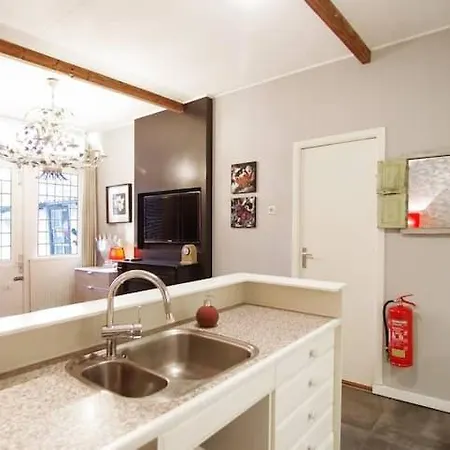 Group Stay, 7 Minutes Away From Amsterdam! * Halfweg