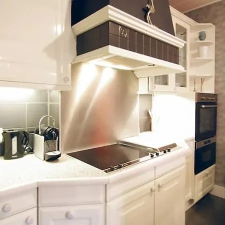 Group Stay, 7 Minutes Away From Amsterdam!